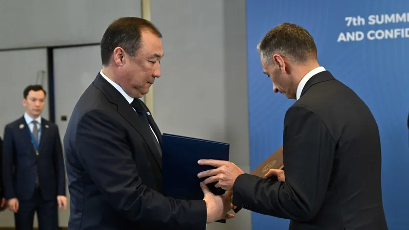 Рәсім, Баку, Транскаспий халықаралық көлік дәлізін дамыту, ынтымақтастық, келісім, алмасу , сурет - Zakon.kz жаңалық 15.10.2026 19:13