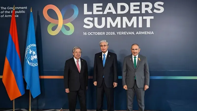 Бүгін, 2026 жылғы 16 қазанда Қазақстан президенті Қасым-Жомарт Тоқаев Ереванда өтіп жатқан COP17 аясындағы Биоалуантүрлілікті сақтау жөніндегі көшбасшылар саммитіне қатысу үшін Meridian Expo and Event орталығына келді, деп хабарлайды Zakon.kz., сурет - Zakon.kz жаңалық 16.10.2026 13:24