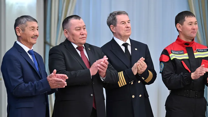 Президент Қасым-Жомарт Тоқаев құтқарушыларға мемлекеттік марапаттар тапсыру рәсімінде қауіпсіздік әр адамның жеке жауапкершілігінен басталатынын айтып, қоғамда тәртіп пен жанашырлық құндылықтарын орнықтырудың маңызын атап өтті, деп хабарлайды Zakon.kz.