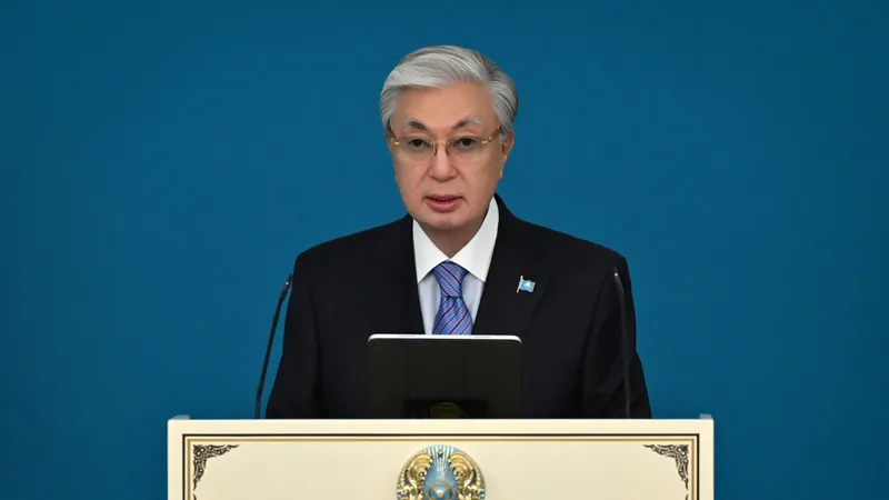 Президент Қасым-Жомарт Тоқаев құтқарушыларға мемлекеттік марапаттар тапсыру рәсімінде еліміздегі ауқымды реформаларға тоқталып, Қарулы күштерді жаңғырту және жаңа үлгідегі әскер жасақтау жұмысы басталғанын мәлімдеді, деп хабарлайды Zakon.kz., сурет - Zakon.kz жаңалық 19.10.2026 13:34