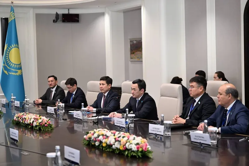 Құрылтай Спикері Жогорку Кенештің Төрағасымен кездесті, сурет - Zakon.kz жаңалық 19.10.2026 18:46