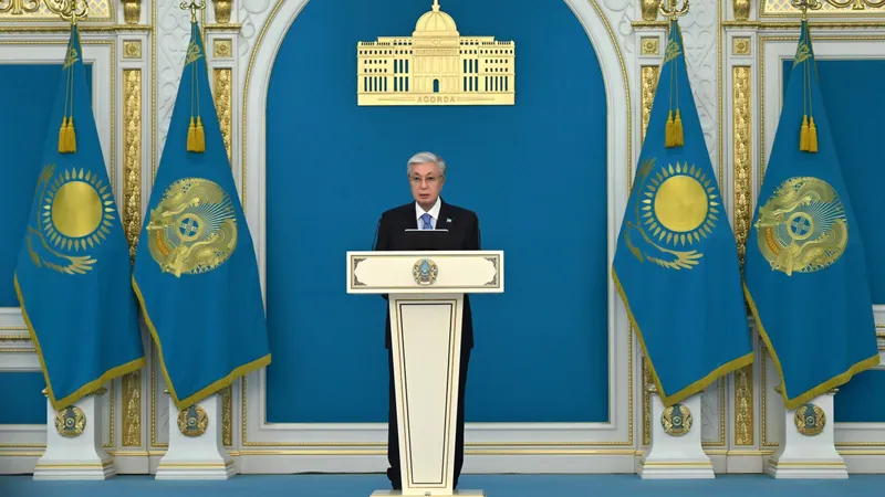 Президент Қасым-Жомарт Тоқаев құтқарушыларға мемлекеттік марапаттар тапсырып, салтанатты жиынға қатысушыларды Құтқарушы күнімен құттықтады, деп хабарлайды Zakon.kz., сурет - Zakon.kz жаңалық 19.10.2026 13:27