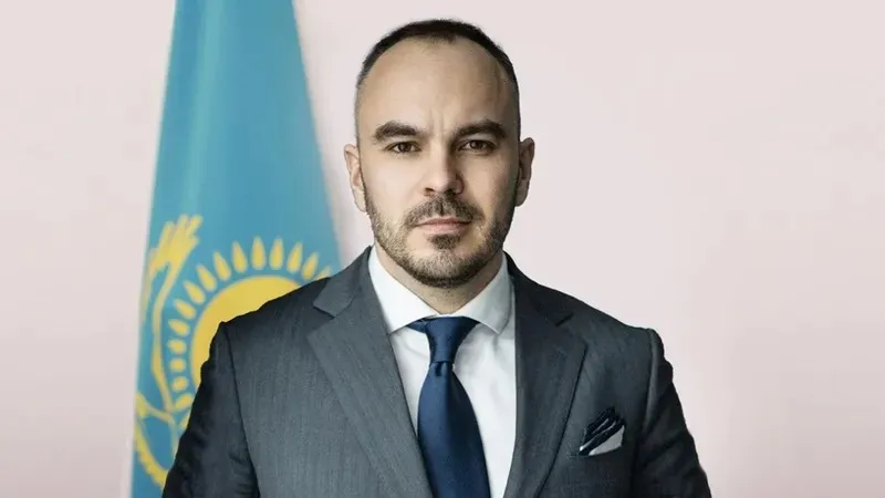 Президенттің тағы бір өкімімен Асқар Омаров ҚР Президенті жанындағы Орталық коммуникациялар қызметінің (ОКҚ) директоры лауазымынан босатылды. Оның орнына Қанат Құлшманов тағайындалды.