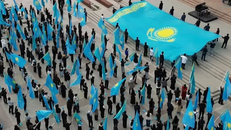Республика күні қарсаңында Алматыдағы Қазақстан-Британ техникалық университетінің алдындағы алаңда "Менің елім – менің болашағым" атты патриоттық флешмоб өтті., сурет - Zakon.kz жаңалық 22.10.2026 11:21
