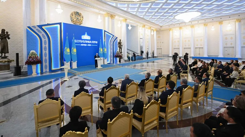Мемлекет басшысы Қасым-Жомарт Тоқаев Республика күніне арналған салтанатты жиында мәдениет, білім және спорт салаларында еңбек сіңірген бірқатар азаматқа мемлекеттік наградалар табысталатынын айтты, деп хабарлайды Zakon.kz.