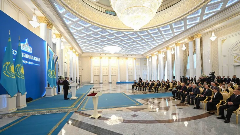 Мемлекет басшысы Қасым-Жомарт Тоқаев Республика күніне арналған салтанатты жиында ел экономикасы мен әлеуметтік саланың даму көрсеткіштеріне тоқталды, деп хабарлайды Zakon.kz.