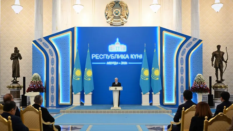 Президент Қасым-Жомарт Тоқаев Республика күніне арналған салтанатты жиында Конституцияның ел дамуындағы маңызына тоқталып, оның әр қағидаты халық мүддесіне қызмет етуге бағытталғанын айтты, деп хабарлайды Zakon.kz.