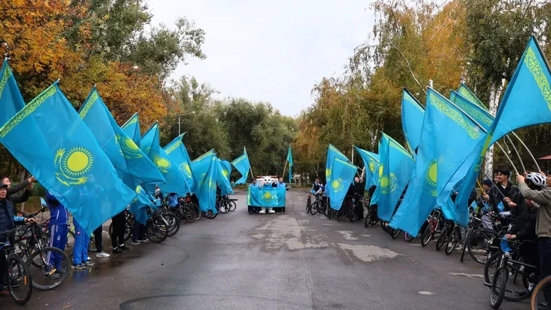 Алматыда Республика күні қарсаңында "Көк Туым – мақтанышым!" атты патриоттық велошеру өтті. 70-тен астам жас велосипедші мемлекеттік ту мен жалауша ұстап, қала көшелерімен жүріп өтті.