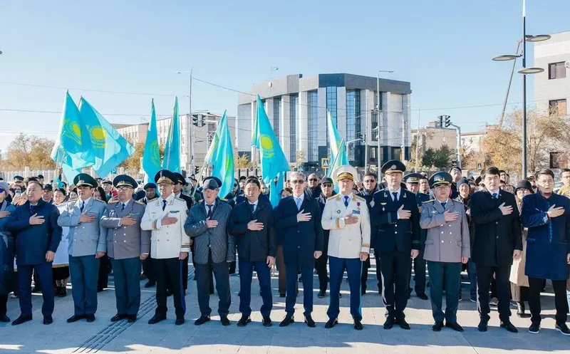 Мемлекеттік ту, көтеру рәсімі, Атырау, Болат Ақшолақов, сурет - Zakon.kz жаңалық 25.10.2026 20:03