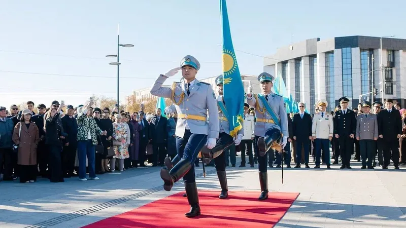Мемлекеттік ту, көтеру рәсімі, Атырау, Болат Ақшолақов