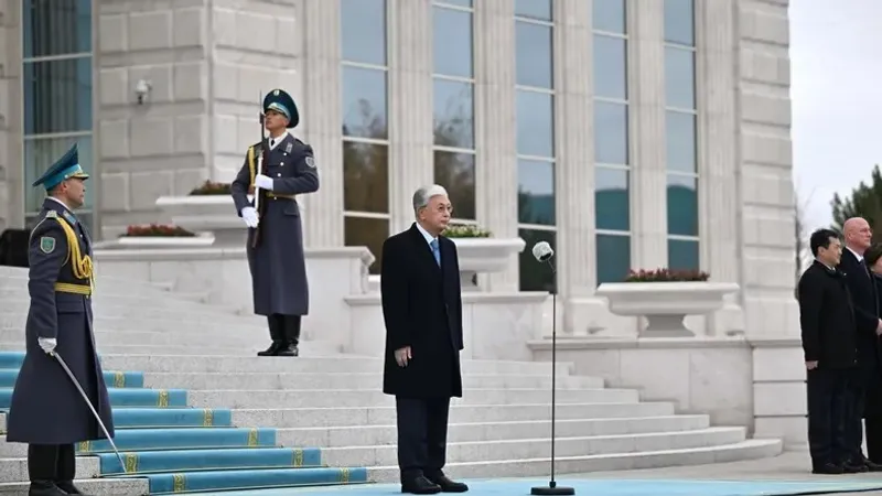 Қасым-Жомарт Тоқаев, Ақорда, Мемлекеттік ту, көтеру рәсімі, Республика күні, сурет - Zakon.kz жаңалық 25.10.2026 12:03