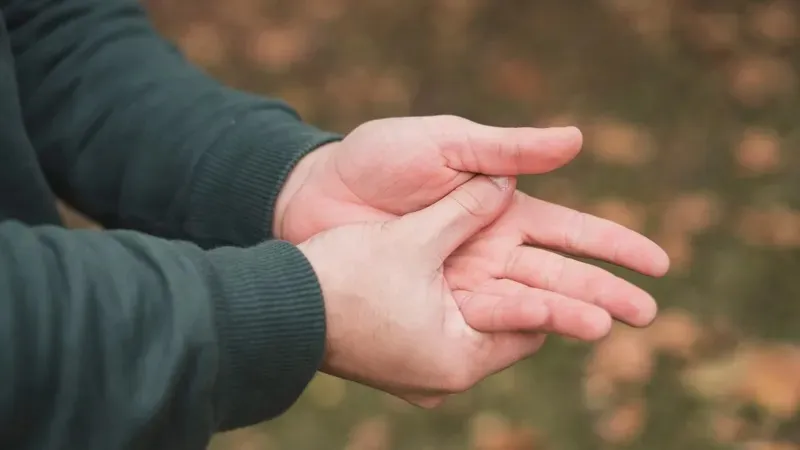 Саусақтардың ұюы қандай қауіпті аурулардың белгісі болуы мүмкін – дәрігер түсіндірді