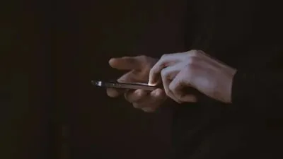 Телефон, Атырау, жас жігіт, әйелдер, дәретхана 