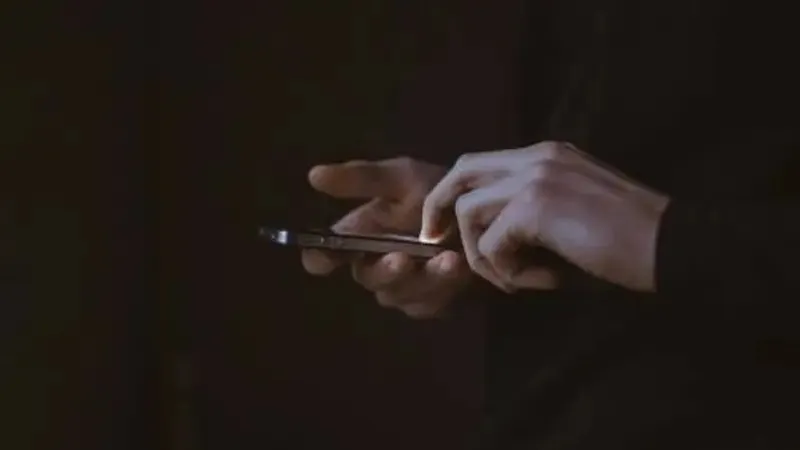 Телефон, Атырау, жас жігіт, әйелдер, дәретхана 