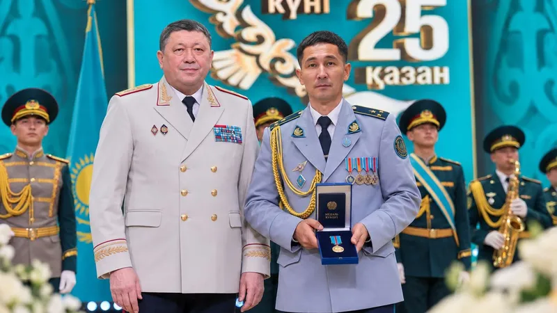 Марапаттау, Жезқазған, полицей, Ерлігі үшін, медаль, Ахмет Балғабай, Ержан Сәденов, сурет - Zakon.kz жаңалық 27.10.2026 17:39