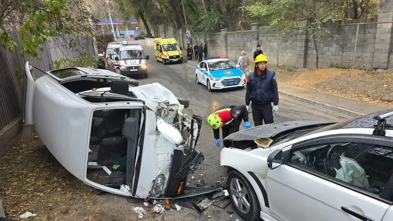 Алматы хайуанаттар бағының маңында қос көлік бетпе-бет соқтығысты: Damas аударылып, төрт адам зардап шекті, сурет - Zakon.kz жаңалық 30.10.2026 16:50