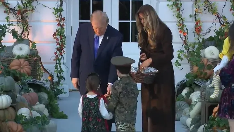 Кеңес әскери формасын киген бала Трамппен кездесуге Ақ үйге келді, сурет - Zakon.kz жаңалық 30.10.2026 12:57